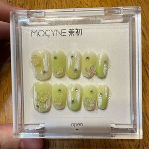 MOCYNE Yellow Press-On Nails with Floral Accents